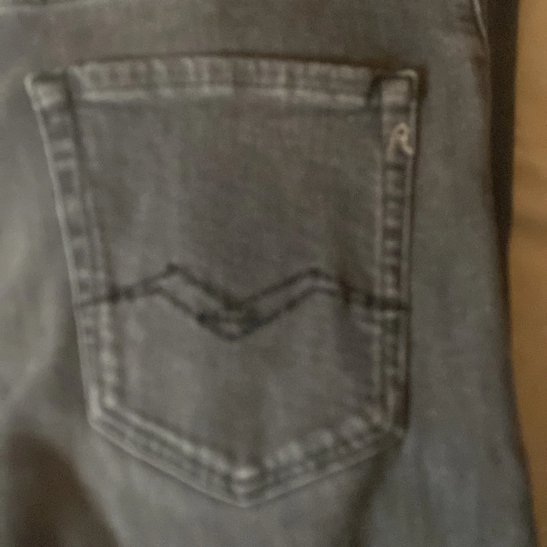 Mörkgrå jeans från Replay - 4