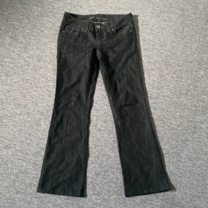 Supersnygga low waist Lågmidjade jeans svart/mörkgrå st26 - Säljer dessa då dem tyvärr inte passar mig💕🥲