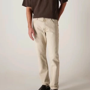 Beige raka jeans från Vailent - Snygga beige jeans från Vailent med klassisk femficksdesign och raka ben. Jeansen har normal passform och är tillverkade i ett slitstarkt bomullstyg. Perfekta för dig som gillar en clean och stilren look.