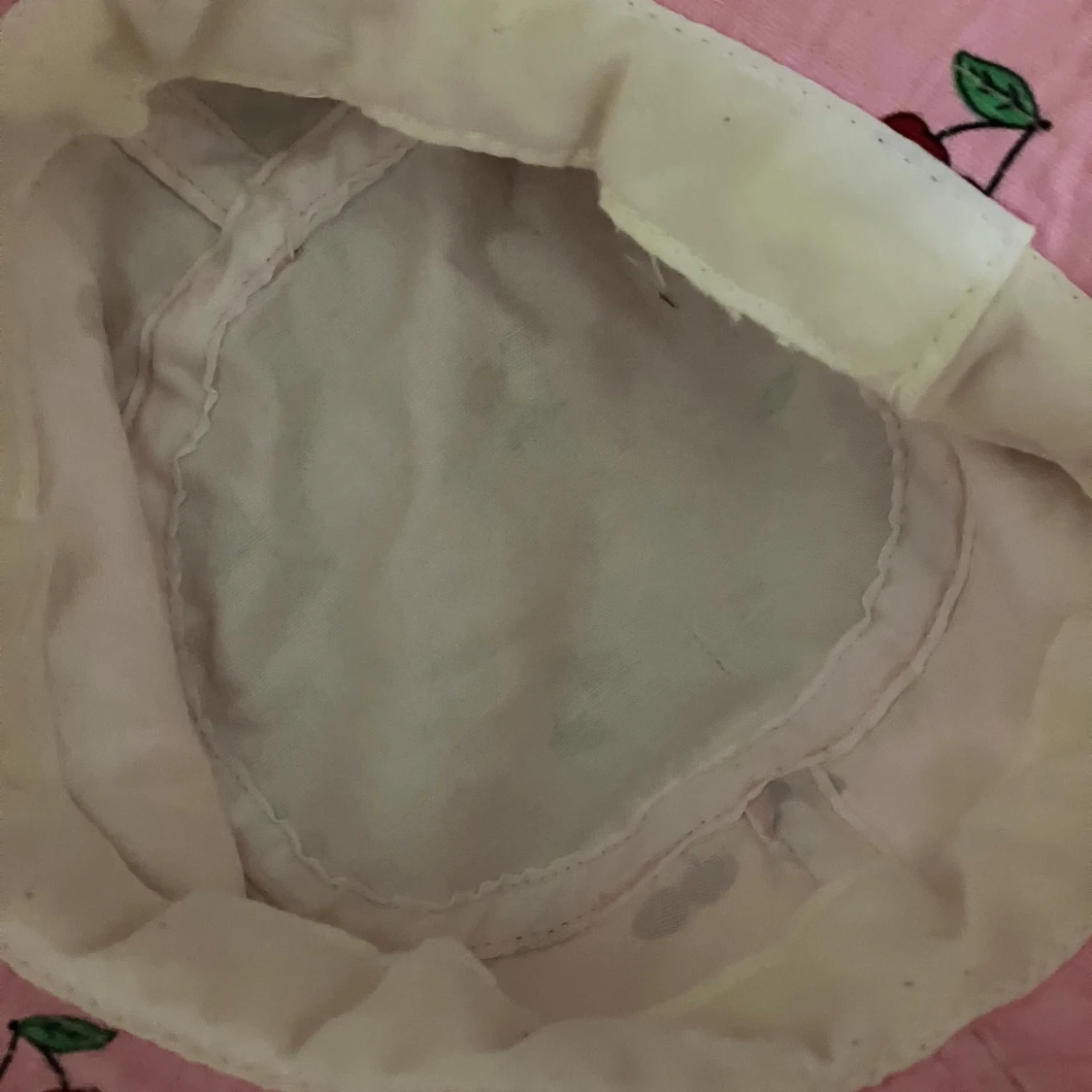 Rosa bucket hat med körsbärsmönster - 2