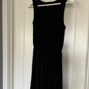 Svart klänning  - Klänningen har en markerad midja. Tunn och sval klänning, går till precis ovanför knäna ungefär. (Jag är 163) 
