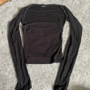 Svart långärmad tub topp med armar från Gina Tricot - En svart tub top med armar från Gina tricot. Skriv för bilder på!