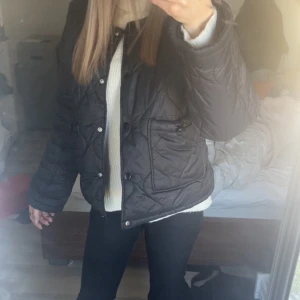 Svart  pufferjacka från Vila - Säljer en svart pufferjacka med quiltad design och svarta knappar framtill.  Storlek 36, inga tecken på användning 💗