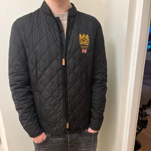 Morris jacka - Säljer nu min snygga Morris kilt jacka som passar perfekt nu till hösten. Skicket är bra defekt finns (syns på sista bilden)