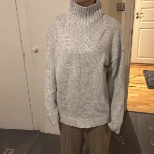 Grå polotröja från ASOS DESIGN - Mysig grå polotröja från ASOS DESIGN med ribbad hög krage och långärmad passform. Tröjan är stickad i ett mjukt material och har en loose fit som ger en chill vibe. Perfekt för att hålla dig varm under kyliga dagar. Endast swish med spårbar 59kr eller mötas❤️