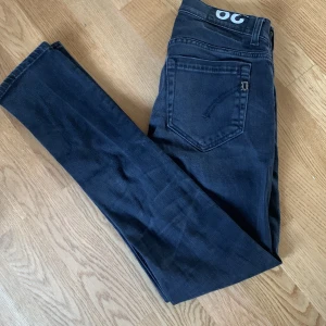 Dondup George - Säljer ett par riktigt feta Dondup George i väldigt bra använt skick. Nypris ligger på ca 2000. Hör av er vid frågor! MVH August!!!