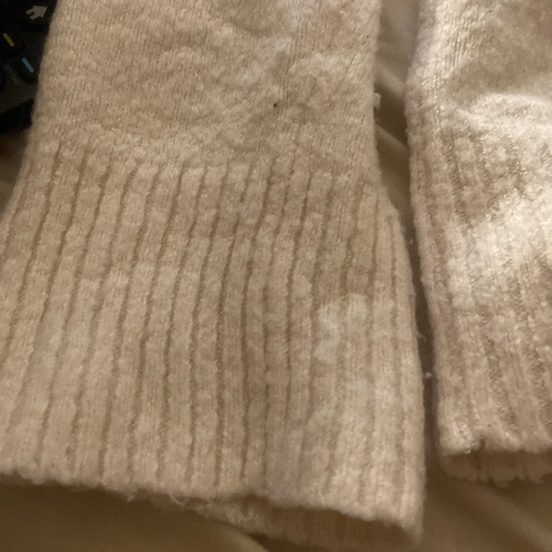 Beige v-ringad stickad tröja - 1