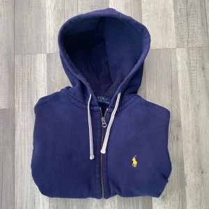 Ralph lauren zip hoodie  - Tja säljer nu denna feta zip hoodien från Ralph lauren! Pris kan diskuteras, Mycket bra skick! Hör av dig för minsta fundering! 