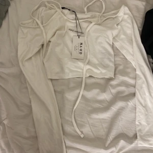 Vit off shoulder tröja med knytning vid axlar - De är en off shoulder tröja som är i storlek L helt ny till och med lappen kvar, har knytning på axlar