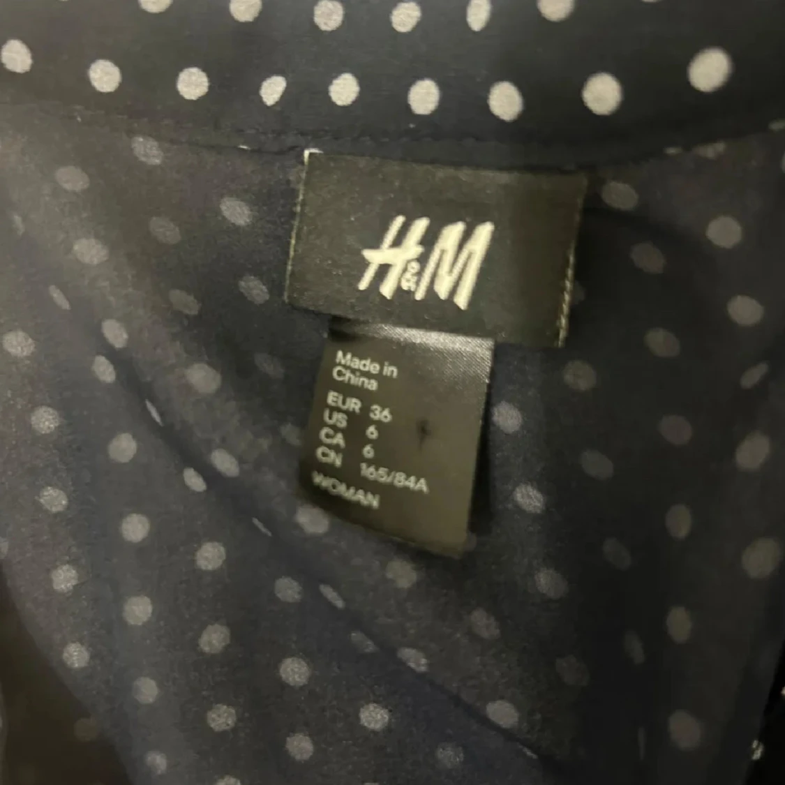 Snygg eftertraktat prickig blus från h&m - 3