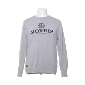 Grå stickad tröja Morris - Lappen där inne har lossnat och den har täcken på användning 