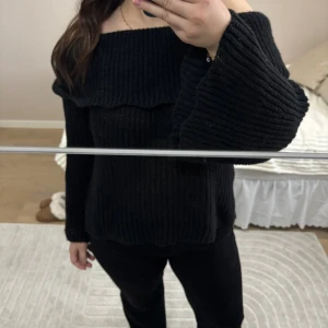 Svart offshoulder stickad tröja - Svart stickad Off shoulder tröja med vida armar från Shein. Storlek M. Använd 2-3 gånger, i nyskick. Vid frågor är de bara att skriva.