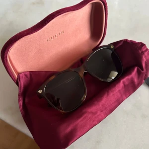 Solglasögon Gucci gg0024s 002 - Solglasögon Gucci gg0024s 002 Använda fåtal gånger och i fint skick.  Pris kan diskuteras vid snabb affär.