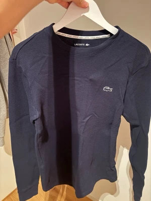 Lacoste stickad tröja navy blue - Hej! Säljer nu en mörkblå stickad tröja från Lacoste. Tröjan är i storlek S och är i färgen navy blue. Jag har använt den bara 1 gång, då den var för liten på mig. Så nu säljer jag den. Skriv vid fler bilder eller intressen. OBS PRISET KAN DISKUTERAS.