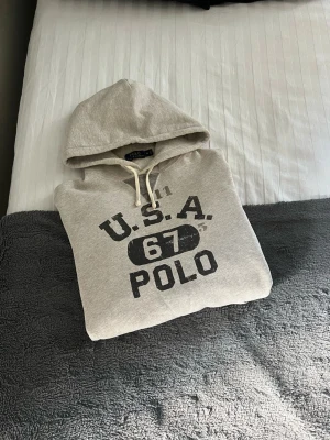 Ralph Lauren Hoodie  - Riktigt snygg hoodie från Ralph Lauren. Storlek M, kanske kan passa en större S också. Fint skick, riktigt coolt tryck. Hör gärna av er vid funderingar🙌