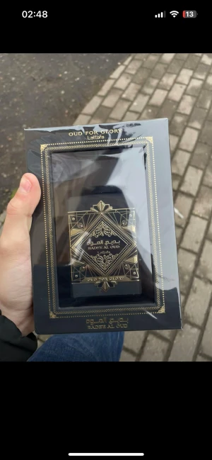 Lattafa Badee Al Oud parfym - Badee Al Oud 'Oud For Glory' från Lattafa, Eau parfum. Jag vet inte exakt hur mycket jag har använt av den men jag skulle säga att det är 60ml kvar. Parfymer håller länge o har en sjuk  projektion 
