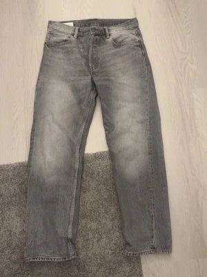 Grå raka jeans från Zara - Säljer ett par grå jeans från Zara med rak passform och klassisk femficksdesign. Storlek 40. Perfekt skick 