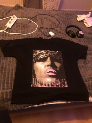 Svart Loreen Tattoo t-shirt S - Loreen t-shirt från konsert 2023! Använd ksk 1-2gånger! Original pris:500kr