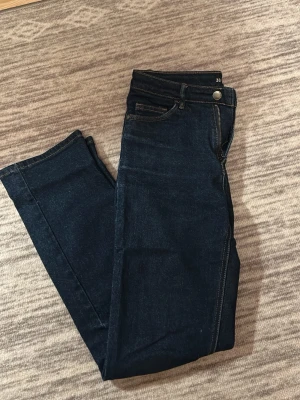 Mörkblå jeansbyxor från Denim 1953 - Säljer ett par mörkblå jeansbyxor från DEMIN. nästan helt oanvända eftersom de är för stora.