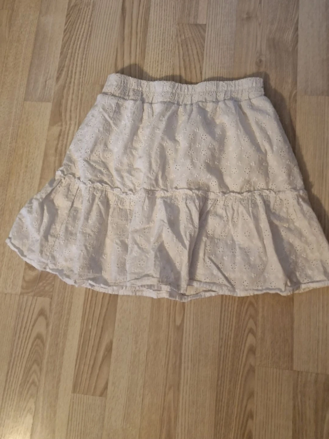 Vit kortkjol med volang