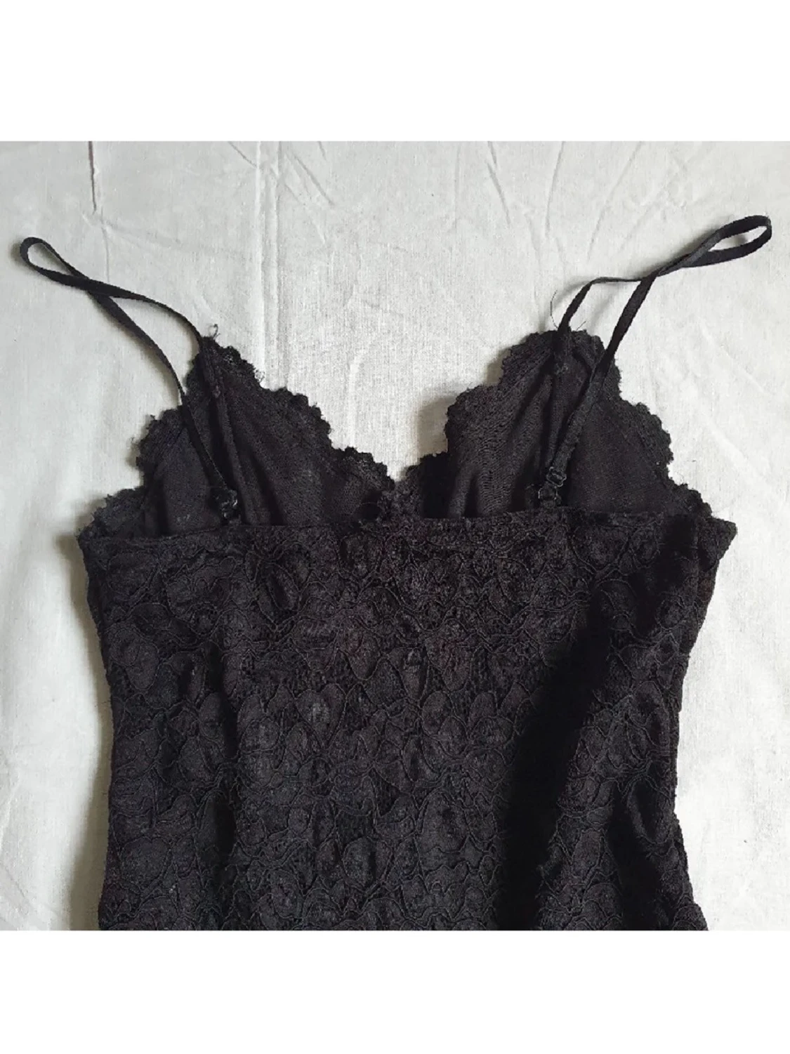 Svart spetsig body med smala band - 1