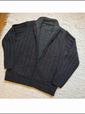 *Fodrad* Kabelstickad Cardiganjacka - En sjukt snygg cardiganjacka med en extremt fet design! Värmande foder vilket gör denna perfekt till vintern. Hör gärna av dig.