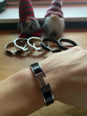 Svart H armband - Svart h armband. Skriv privat för mer info eller vid frågor. Säljer 6st i 3 olika färger!