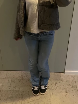 Ljusblå bootcut jeans - Super söta bootcut jeans, uppklippta där nere för att passa mig (177cm)🫰