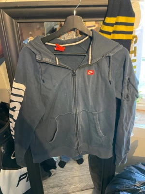 Nike zip-hoodie - Väl använd zip-hoodie från Nike men fortfarande bra skick. Storlek M