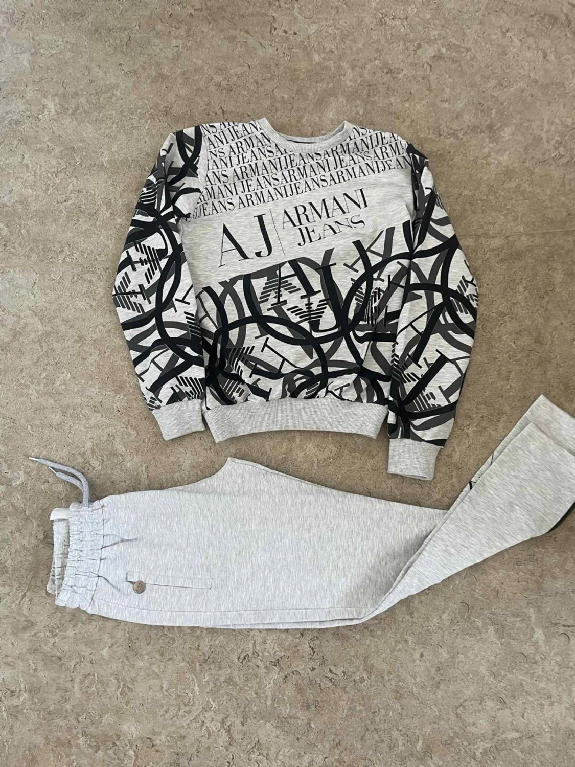 Grå mjukisbyxor från Armani Jeans - 2