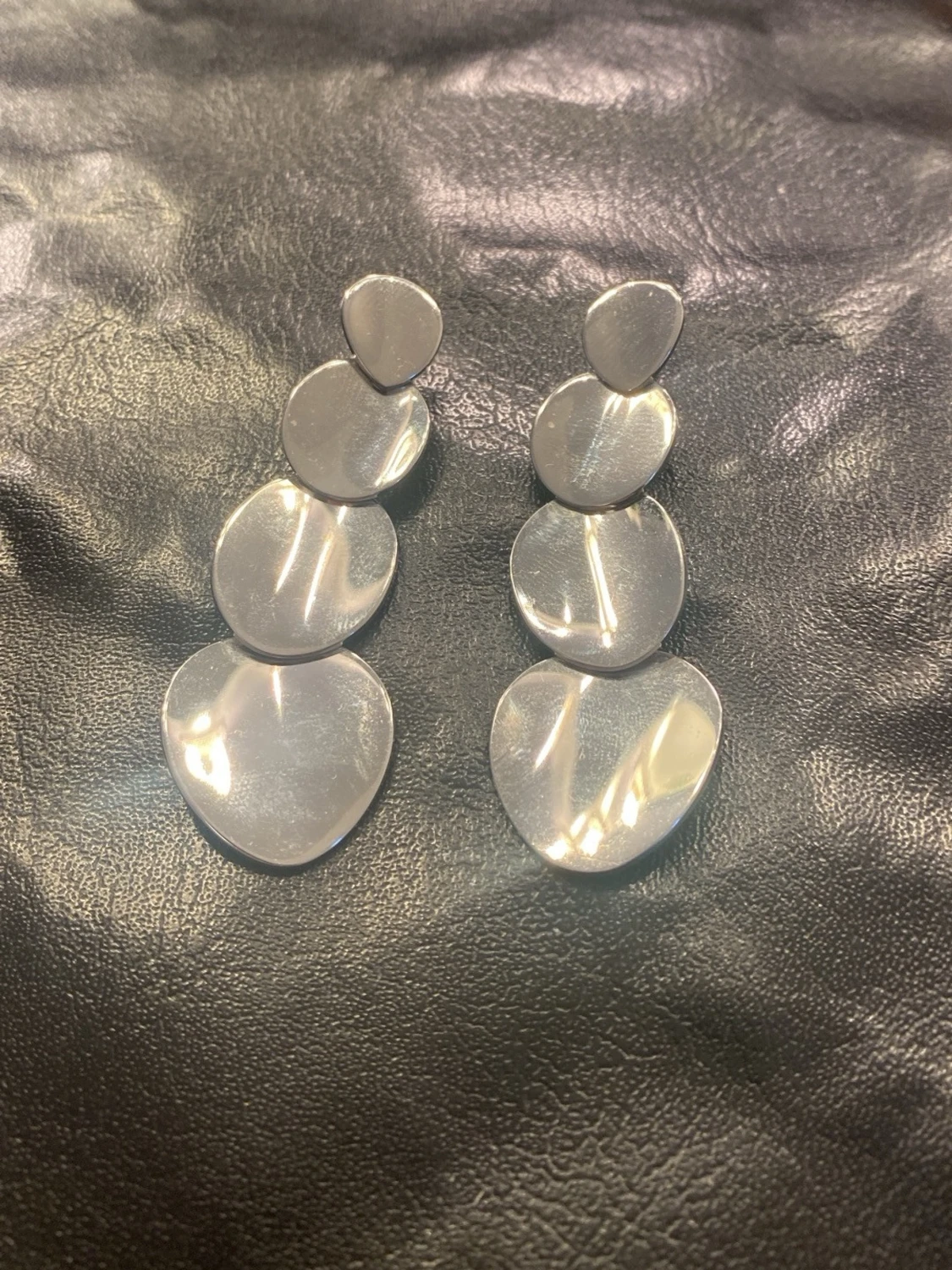 Silvriga örhängen från Edblad 