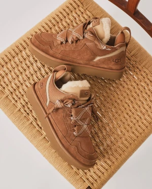 UGG sneakers Lowmel - Snygga sneakers från UGG i brun mocka/ Ugg lowmel. Använda 1 gång så otroligt fina! Storlek 39