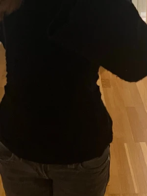 Svart stickad topp från Vero Moda - Jättesnygg svart stickad topp från Vero Moda💓     Den är i storlek Xs🩷 Pris går att diskuteras💘