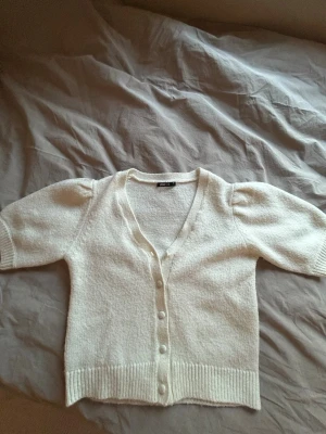 Vit kofta - säljer nu min super fina stickade kofta då den inte längre kommer till användning💗