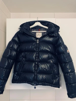 Moncler Maya - Stilren Moncler maya jacka i mycket bra skick, inga defekter eller hål. Jackan håller värmen bra och passar till allting. Det är bara att fråga ifall du har någon fråga! 🙏💫
