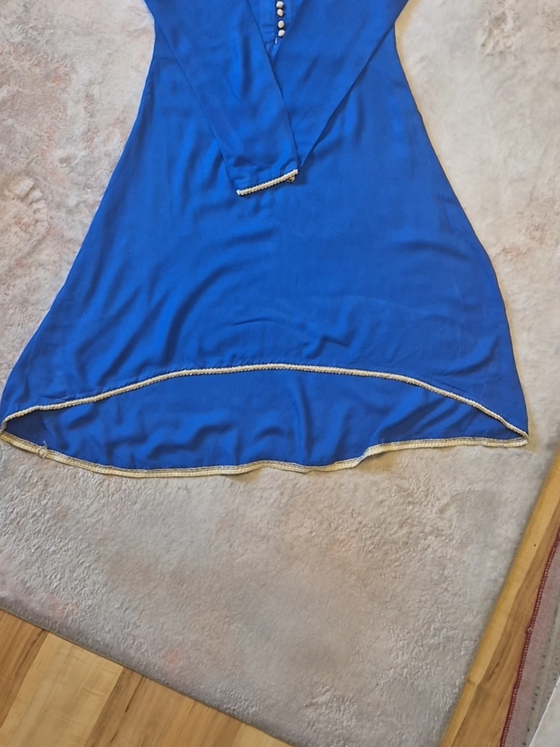 Blå långärmad klänning med pärldetaljer - 1