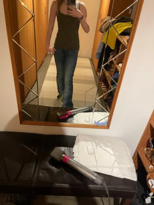 Blå bootcut jeans röda stygn  - Säljer ett par blå jeans med bootcut-modell och snygga röda stygn. Jeansen har klassiska bakfickor och en något mörkare tvätt med ljusare partier. Perfekta för dig som gillar en avslappnad och trendig stil. Säljer för dom sitter konstigt på mig.