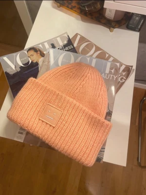 Acne mössa - Superfin i strl 56, lapparna sitter lite löst inuti mössan men annars jättefint skick🩷färgen heter ros