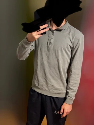 Grå Massimo Dutti tröja half zip S - Säljer en stilren grå tröja från Massimo Dutti i storlek S. Tröjan har en klassisk krage och half zip-dragkedja framtill. Skicket är mycket bra och jag svarar gärna på era frågor 😀 