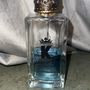 Dolce & Gabbana K Eau de Toilette - Luxigt parfym från Dolce Gabbana. Parfymen är den bland den bästa jag luktat och det är cirka 40ml kvar av 100ml. Äkta parfym.