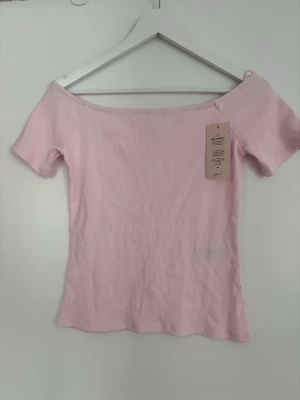 Off shoulder topp - Helt ny, med prislapp kvar från Nelly.