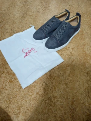 Grå sneakers från Christian Louboutin - helt nya gråa Christian Louboutin storlek 45