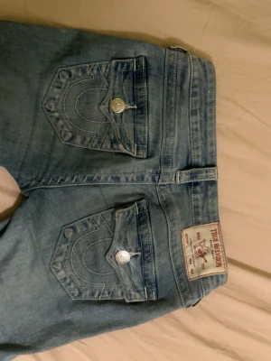 True Religion Joey Low Rise Flare Jeans - ljusblå True Religion Joey jeans med låg midja och utsvängda ben. 