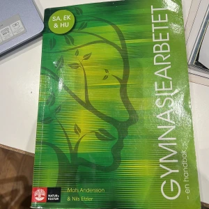Gymnasiearbetet - en handbok - En handbok för gymnasiearbetet riktad till elever på samhällsvetenskapsprogrammet, ekonomiprogrammet och humanistiska programmet. Boken guidar elever steg-för-steg genom processen att utföra och presentera sitt gymnasiearbete.