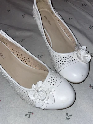 Vita ballerinaskor med blomdetalj - Säljer ett par vita ballerinaskor från Graceland köpta i ett loppis på öland, storlek 38🤍