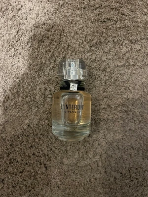 L'Interdit Eau de Toilette 35ml - Givenchy L'Interdit Eau de Toilette i smidig 35 ml flaska. Ingredienser: alkohol, parfym, vatten, limonen, butyl methoxydibenzoylmethane, linalool, citronellol, geraniol, hydroxycitronellal, citral, eugenol. Tillverkad i Frankrike. Perfekt för dig som vill sticka ut med stil.