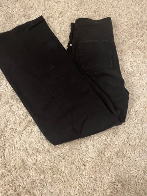 Svarta wide jeans med hög midja - Säljer ett par svarta jeans från H&M, de är highwaist.  jeansen sitter bra runt midjan men lite bredare runt knäna och neråt. Jag har använt jeansen max 7 gånger! 