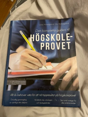 Den kompletta guiden till Högskoleprovet - Perfekt för dig som vill maxa ditt resultat på högskoleprovet! Boken ger en grundlig genomgång av alla delprov, smarta tips, strategier och övningar för olika ambitionsnivåer. Oavsett om du skriver provet för första gången eller vill förbättra ditt resultat, är detta din guide till framgång.