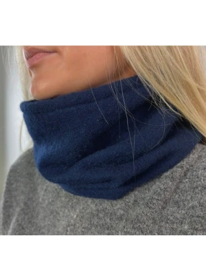 Marinblå kashmir buff - 012 marinblå buff. 100% återvunnen kashmir i riktigt fint skick!🐐erbjuder upphämtning i Västerås och Sala!