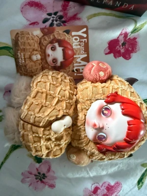 Skullpanda Pranky Peanut - Skullpanda pranky peanut nyckelring från serien You Found Me! Endast öppnad och lådan skickas med.